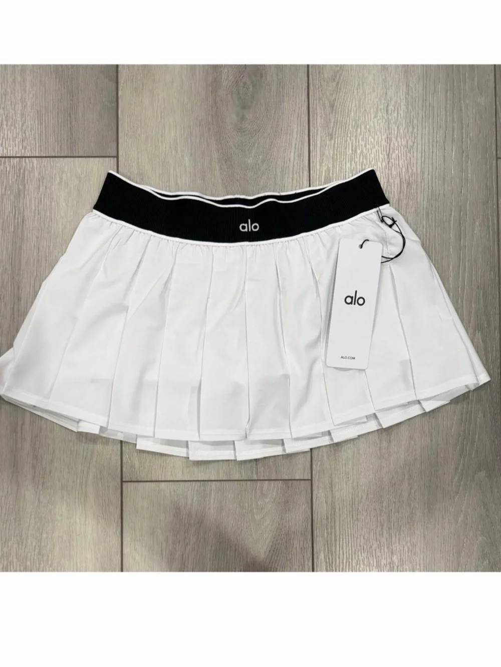 ALO Yoga Low Rise AMP It Up Tennis Skirt in White with Black Waistband. *NWT*